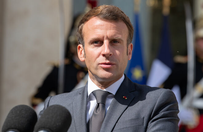 Макрон отложил выдвижение на пост президента Франции