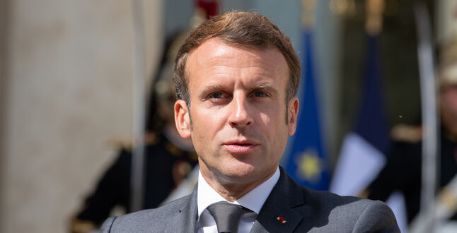 Макрон отложил выдвижение на пост президента Франции