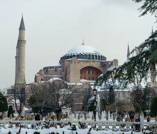 В Стамбуле отменили сотню авиарейсов из-за снегопада