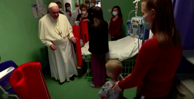 Папа римский навестил украинских детей-беженцев в госпитале