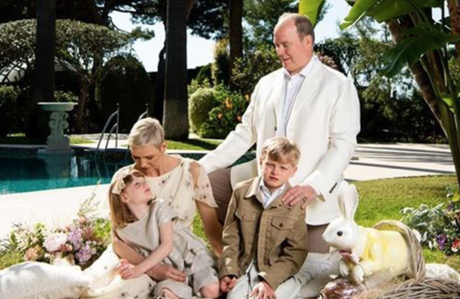 Принцесса Монако вернулась к мужу и опубликовала семейное фото