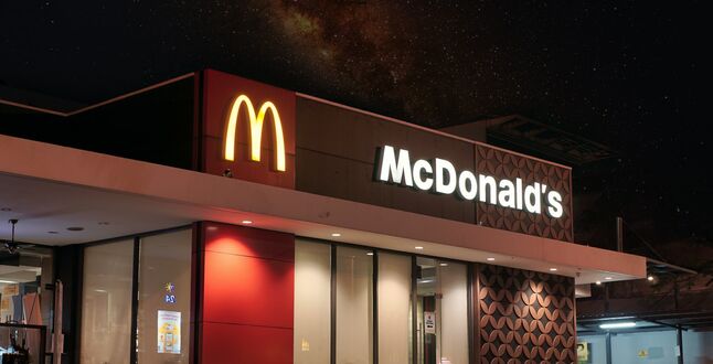 Британцы стали больше времени проводить в McDonald’s из-за высоких цен на электроэнергию