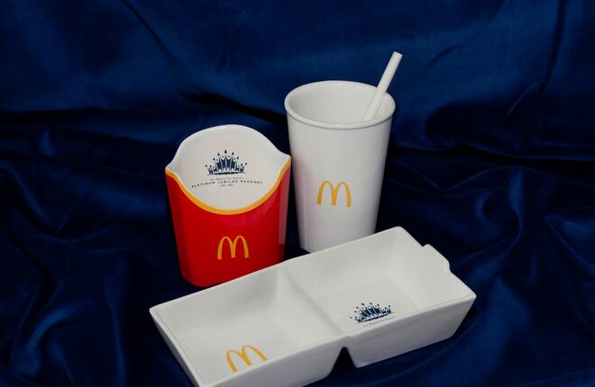 McDonald’s выпустила серию фарфоровой посуды к юбилею Елизаветы II