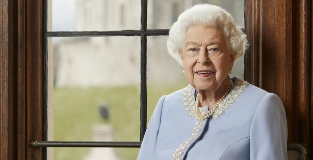 Елизавета II стала второй в списке самых долго правящих монархов
