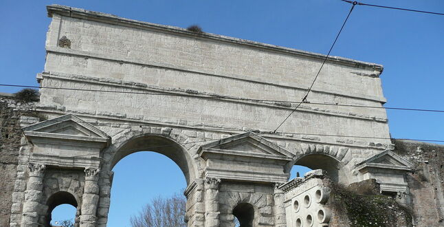 Фрагмент Порта-Маджоре обрушился в Риме