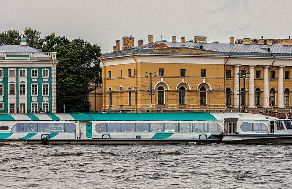 В Петербурге появился новый теплоход-ресторан