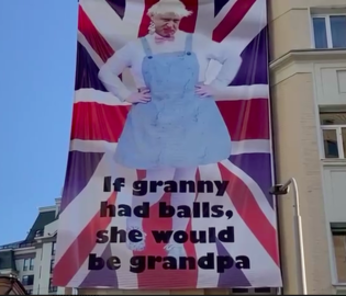 У посольства Британии в Москве появился плакат с Джонсоном в женской одежде