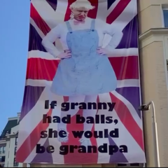 У посольства Британии в Москве появился плакат с Джонсоном в женской одежде
