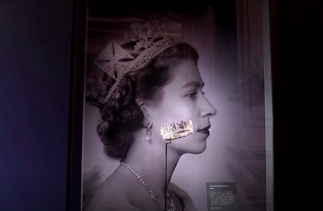 В Букингемском дворце открылась выставка драгоценностей Елизаветы II