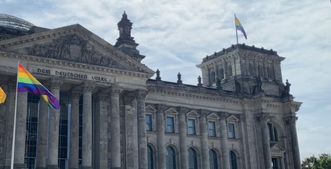 Бундестаг установил радужный флаг ЛГБТ перед входом