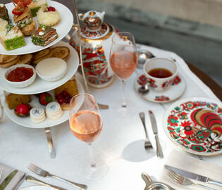 «Гранд Отель Европа» приглашает на  чаепитие с «Крестецкой строчкой»