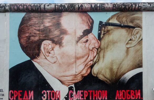 Умер автор граффити с поцелуем Брежнева и Хонеккера на Берлинской стене