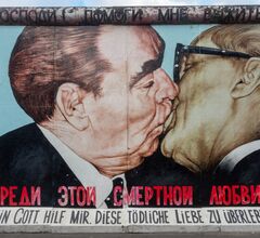 Умер автор граффити с поцелуем Брежнева и Хонеккера на Берлинской стене