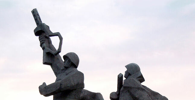 В Риге начали сносить памятник советским воинам