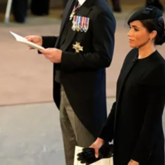 В сеть попало фото ухмыляющейся Меган Маркл на прощании с королевой