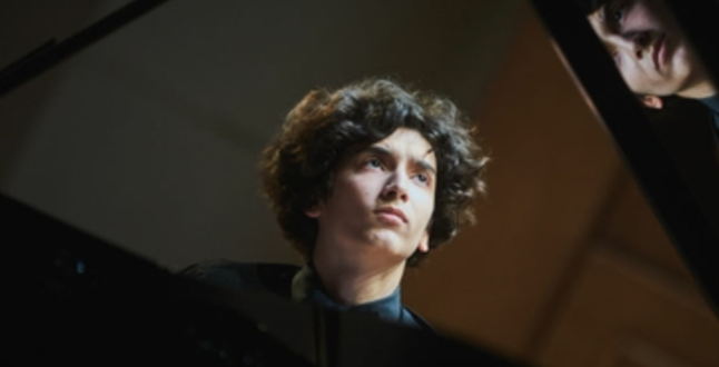 Россиянин победил на конкурсе молодых пианистов в Баварии