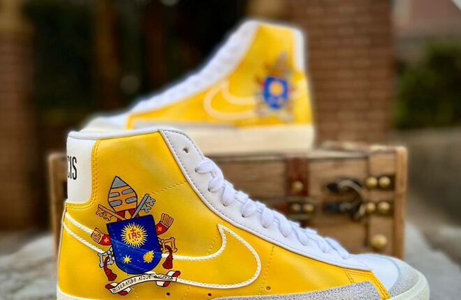 Папа Римский получил в подарок персональные кроссовки Nike