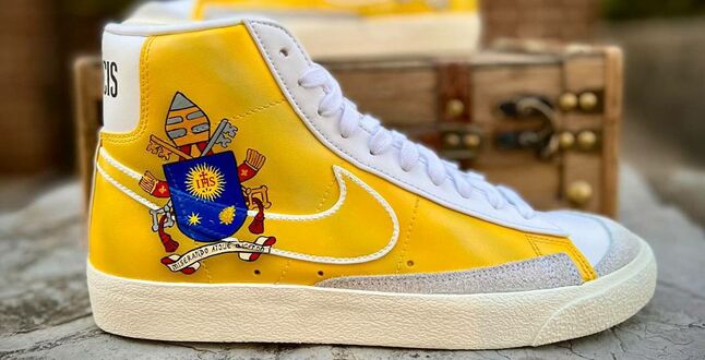 Папа Римский получил в подарок персональные кроссовки Nike