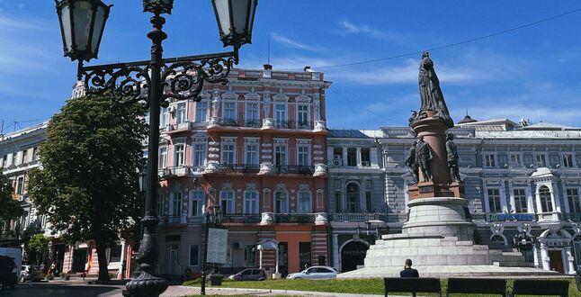 В Одессе сносят памятник Екатерине II