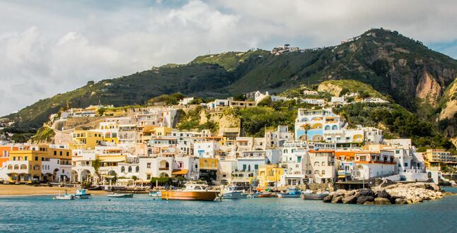 Семь человек погибли после схода оползня на итальянском острове Искья