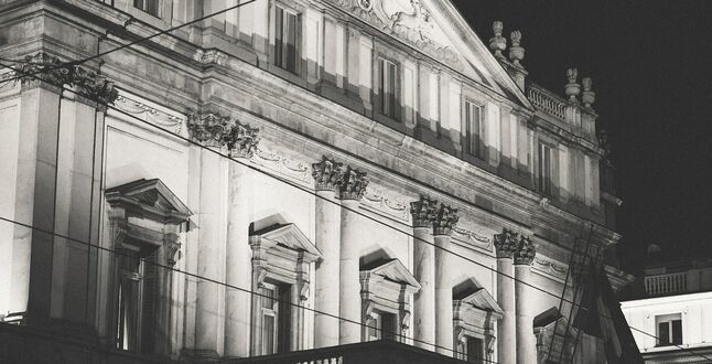Экоактивисты облили краской фасад театра Ла Скала в Милане