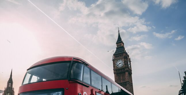 Жители Лондона вытолкнули застрявший в снегу автобус | Видео