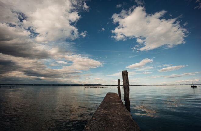 В Швейцарии со дна озера украли 230 л джина