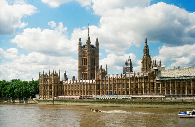 Новых сотрудников парламента Великобритании обязали указывать в анкете пол их родителей