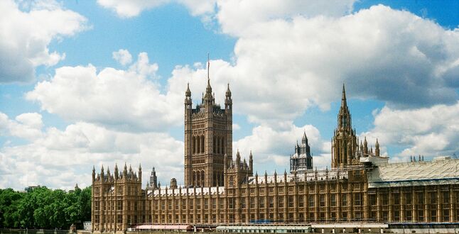 Новых сотрудников парламента Великобритании обязали указывать в анкете пол их родителей