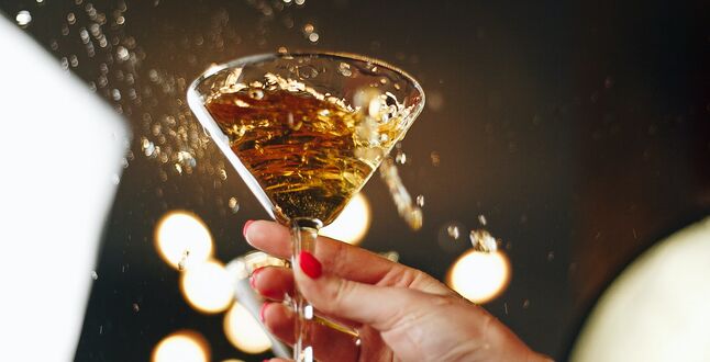 В Новый год на борту S7 Airlines предложат игристое и оливье