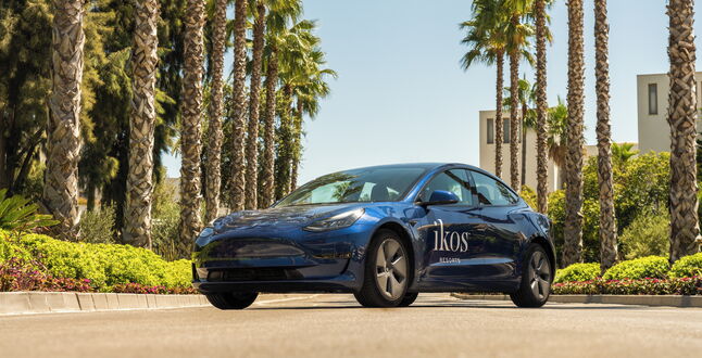 На курортах Ikos можно будет бесплатно покататься на Tesla