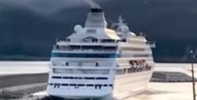 Российский круизный лайнер врезался в причал в турецком порту