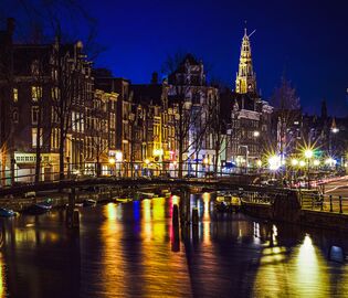 Амстердам запретит употребление марихуаны в квартале красных фонарей