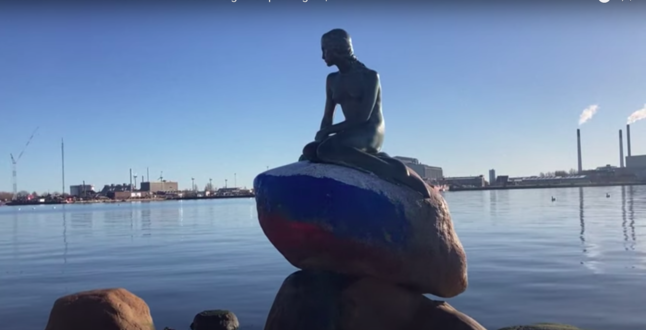 Статую Русалочки в Копенгагене раскрасили в цвета российского флага