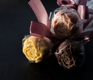 Гостьи итальянского ресторана в Москве получат в подарок шоколадный цветок