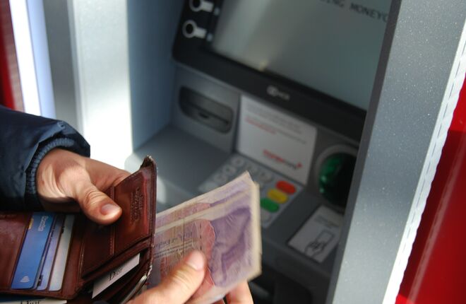 В Британии грабитель случайно напал на собственного сына у банкомата