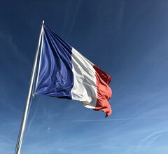 Французское правительство приняло пенсионную реформу без голосования 
