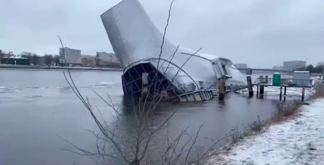 В Санкт-Петербурге на Неве затонул плавучий ресторан