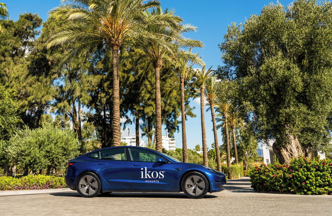 Средиземноморские курорты Ikos предлагают прокатиться на Tesla