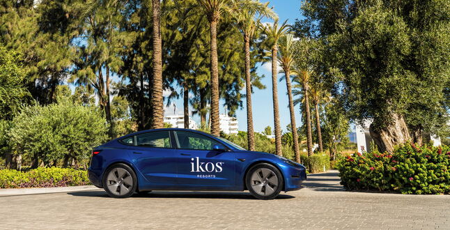 Средиземноморские курорты Ikos предлагают прокатиться на Tesla