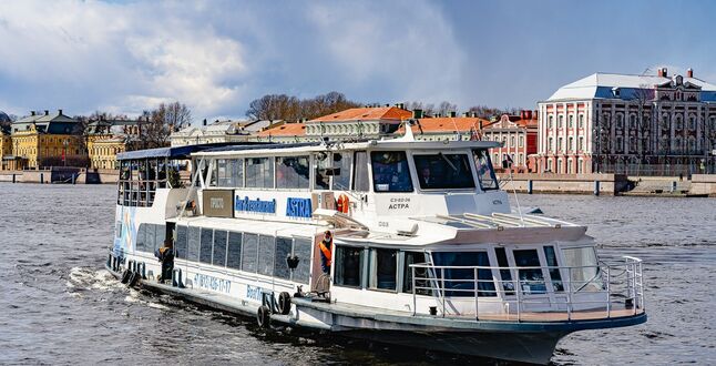 В Петербурге начали работать пять экскурсионных маршрутов по Неве и Финскому заливу