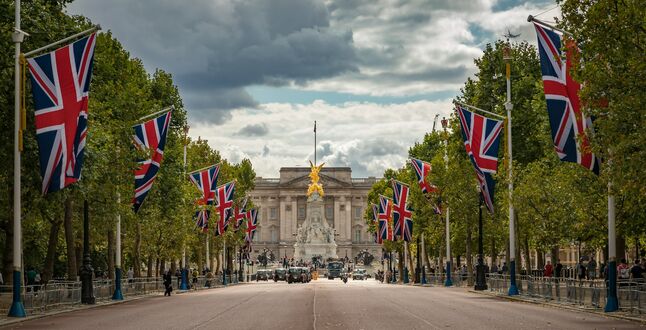 Карл III прокатится на двух каретах в день коронации