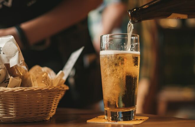Суд в Испании признал незаконным увольнение электрика за распитие пива во время рабочего дня