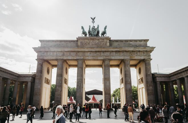 Жители Берлина возложили цветы к Мемориалу павшим советским воинам в Тиргартене и Трептов-парке