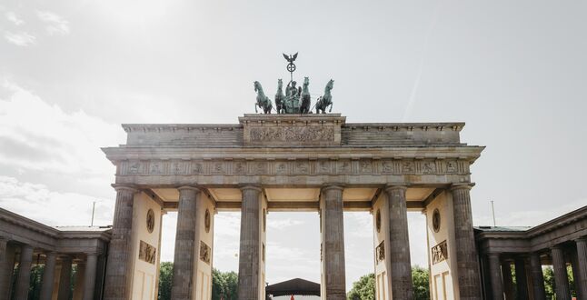 Жители Берлина возложили цветы к Мемориалу павшим советским воинам в Тиргартене и Трептов-парке