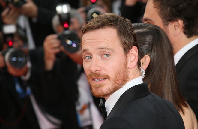 Актер Майкл Фассбендер попал в аварию на автомобильной гонке во Франции Актер Майкл Фассбендер попал в аварию на автомобильной гонке во Франции