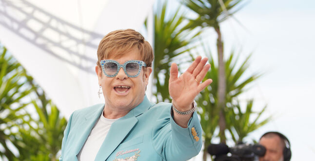 Элтон Джон заработал рекордные 887 миллионов долларов за прощальный тур