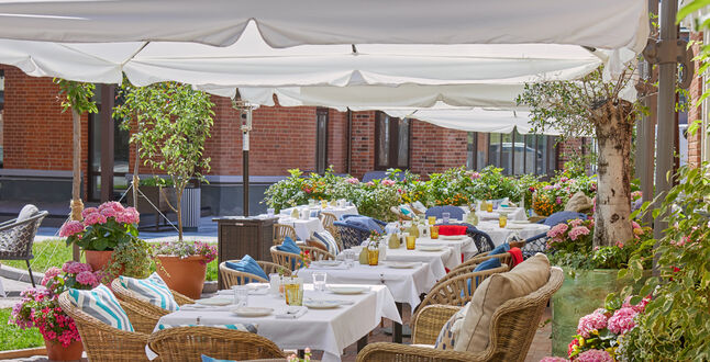 Греческий ресторан в Москве открыл летнюю террасу