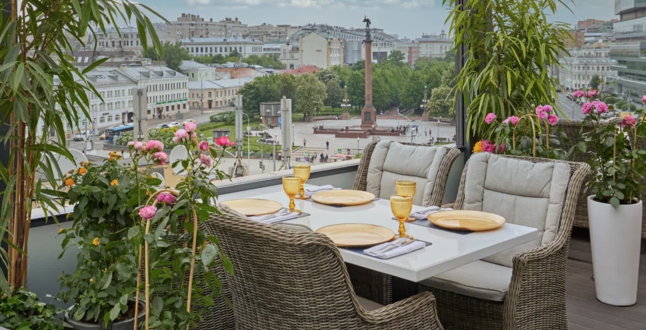 Веранда с греческой атмосферой открылась в Москве