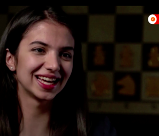 Иранская шахматистка, снявшая хиджаб, получила испанское гражданство